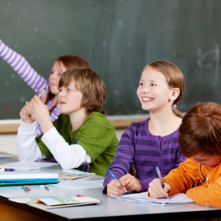 Vier engagierte Schüler in einer Klasse