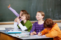 Vier engagierte Schüler in einer Klasse