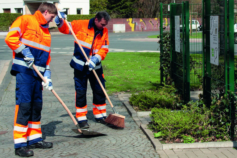 ASH-Team übernimmt die Reinigung des Standplatzes der Abfallbehälter.