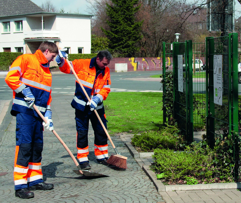 ASH-Team übernimmt die Reinigung des Standplatzes der Abfallbehälter.