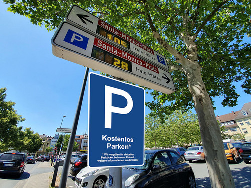 Schild und Anzeigetafel zum Thema Parken