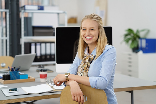 Eine junge Angestellte am Arbeitsplatz