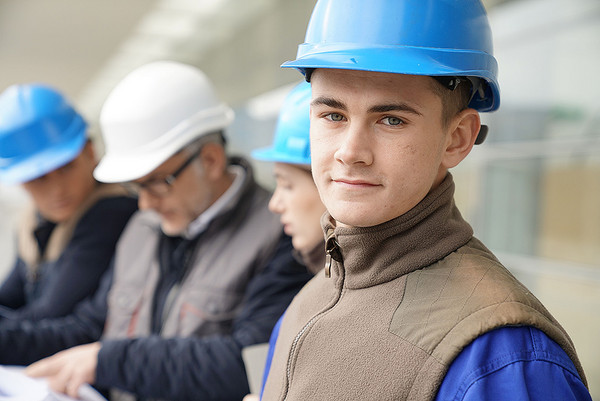 Ein Auszubildender auf einer Baustelle