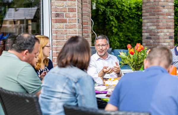 Oberbürgermeister Marc Herter sitzt mit Bürger:innen an einem Kaffee-Tisch