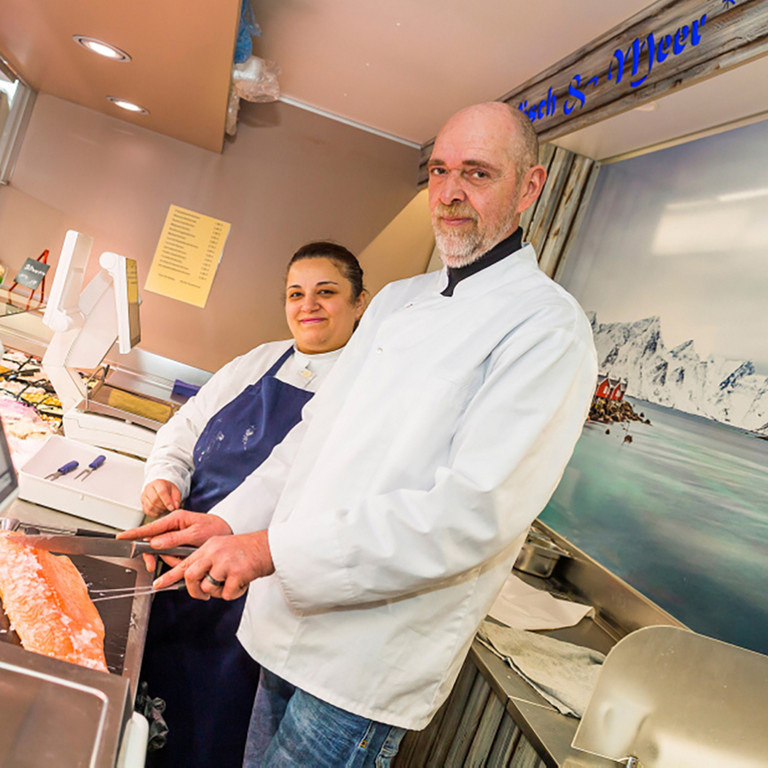 Das Team von Fischspezialitäten Heitze auf dem Wochenmarkt an der Pauluskirche