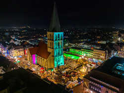 Drohnenaufnahme des illuminierten Weihnachtsmarktes