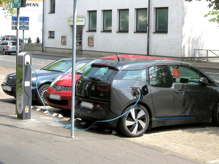 Elektromobilität: Ladesäule vor dem Technischen Rathaus