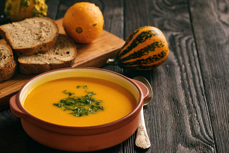 Kürbiscremesuppe mit Brot