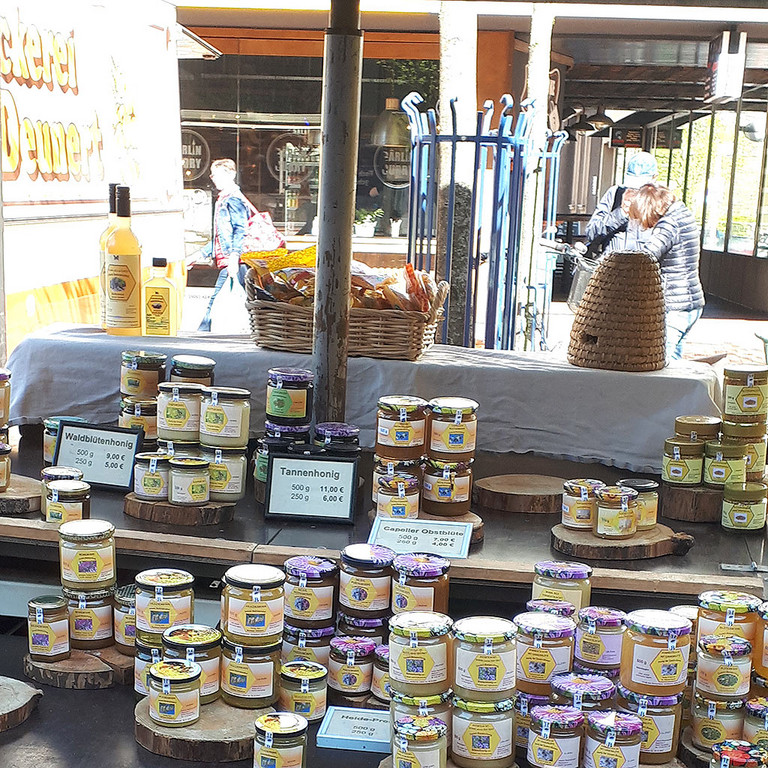 Der Stand der Imkerei Beckmannshof auf dem Wochenmarkt