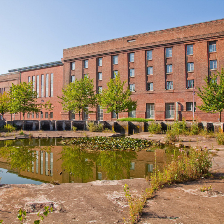 Außenaufnahme der Alfred-Fischer-Halle, ehemalige Maschinenhalle der Zeche Sachsen