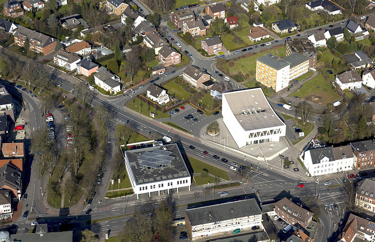 Luftaufnahme mit Ostentor und Musikschule