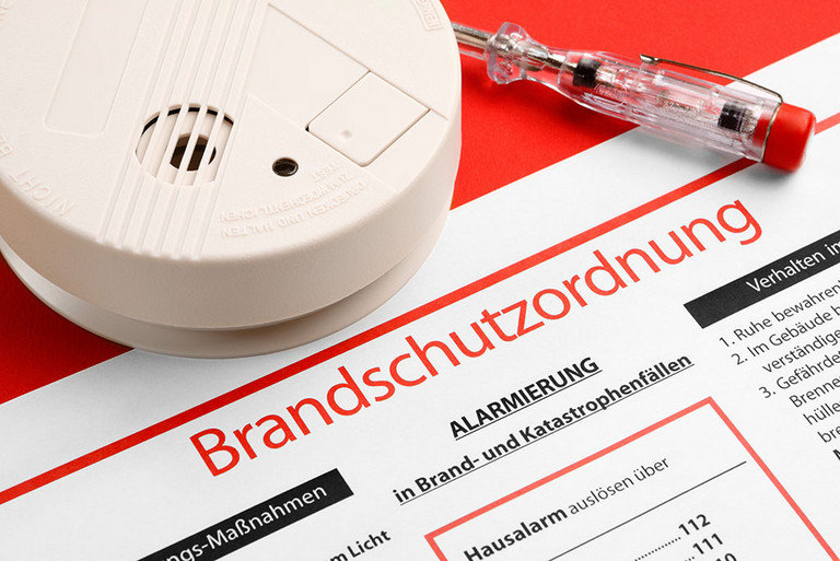 Brandschutzordnung mit Rauchmelder und Schraubendreher