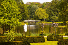 Kurpark mit See, Holzbrücke und Skuptur