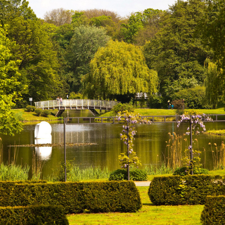 Kurpark mit See, Holzbrücke und Skuptur