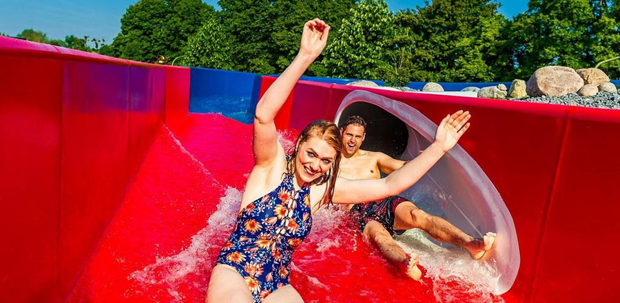 Zwei Personen in einer Wildwasserrutsche