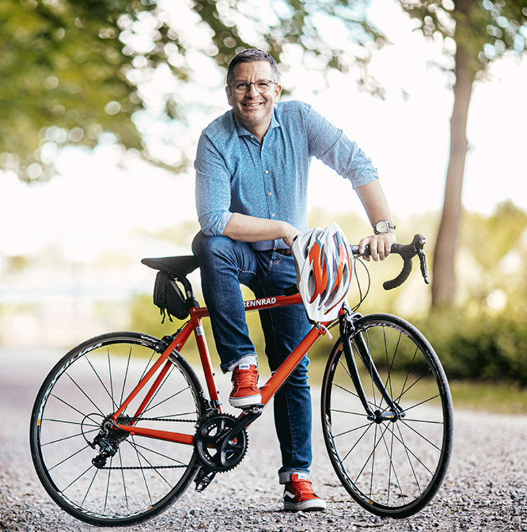 OB Marc Herter mit seinem roten Rennrad auf einem Radweg