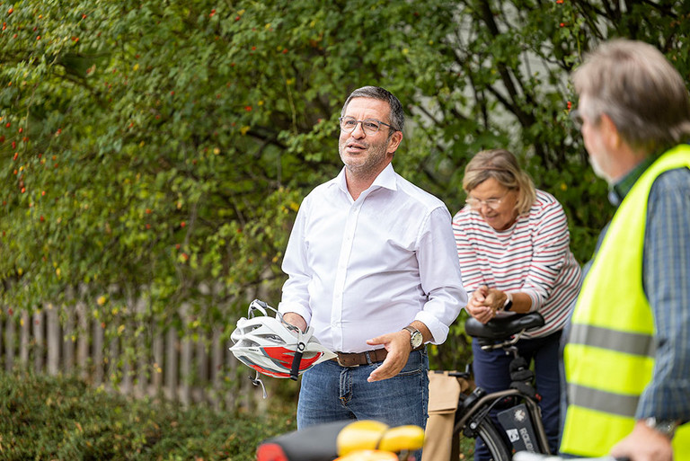 OB Marc Herter spricht bei einer Familientour zu den Teilnehmenden