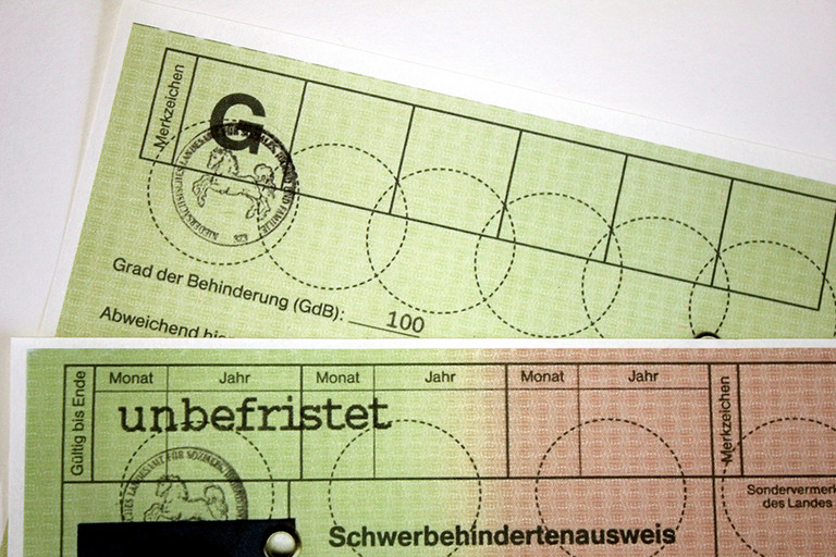 Die Vorder- und Rückseite eines Schwerbehindertenausweises