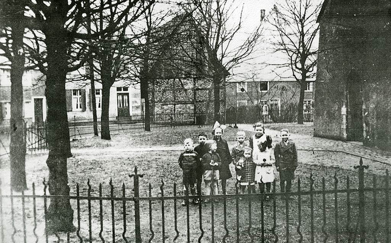 Kinder auf dem Pelkumer Kirchplatz um 1930