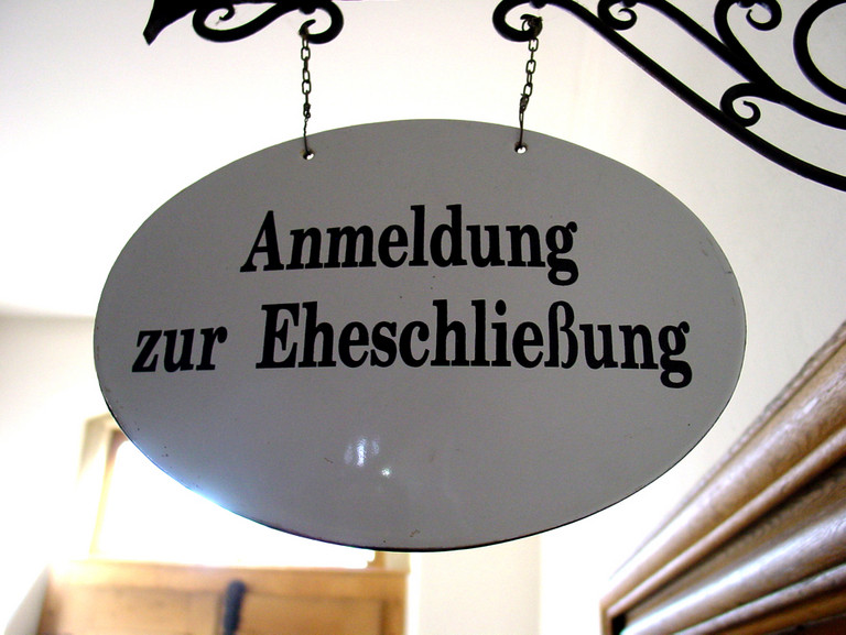 Schild mit der Aufschrift "Anmeldung zur Eheschließung"