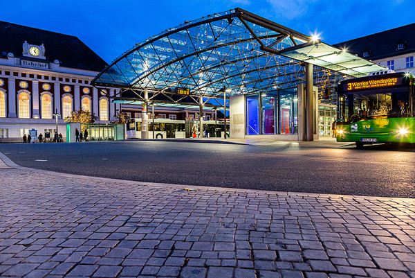 Bus vor der "Insel - Verkehr & Touristik" am Willy-Brandt-Platz  