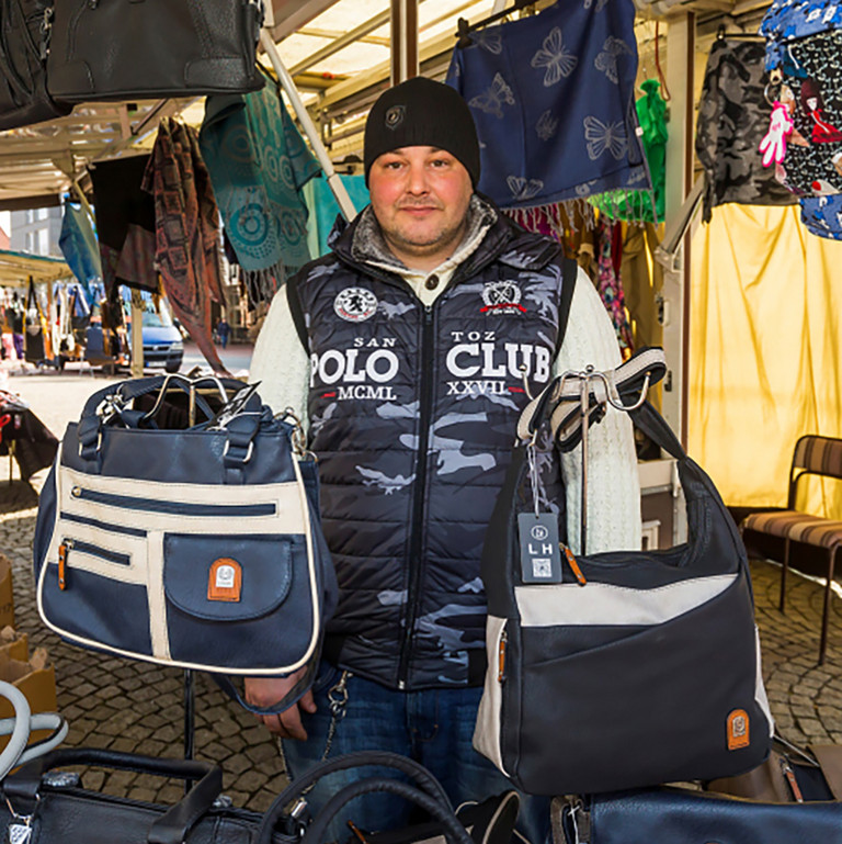 Der Stand Textilien und Schuhe Breuer auf dem Wochenmarkt