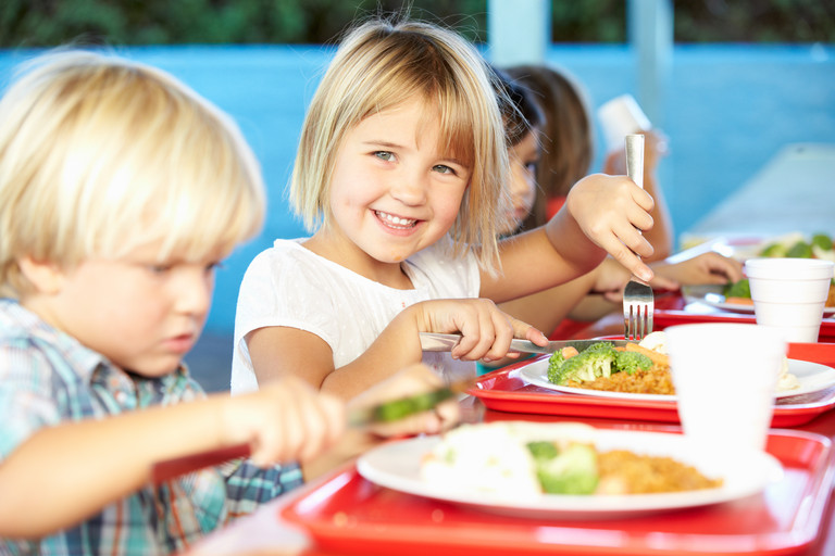 lächelnde Kinder beim Mittagessen