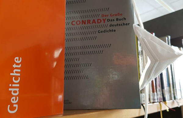 "Der Große Conrady" mit Maske