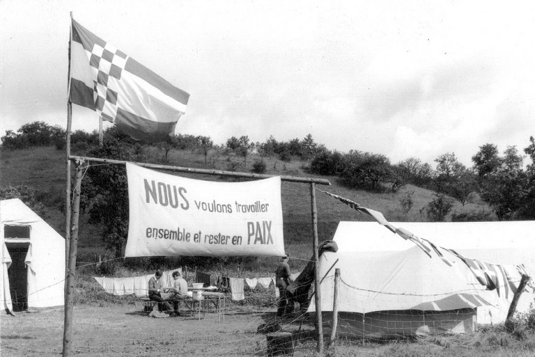 Kriegsgräberpﬂege auf dem Friedhof von Andilly durch Auszubildende der Stadt Hamm, 1970er-Jahre