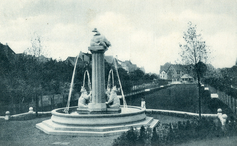 Ringanlage mit Bärenbrunnen und Musikpavillon, um 1914