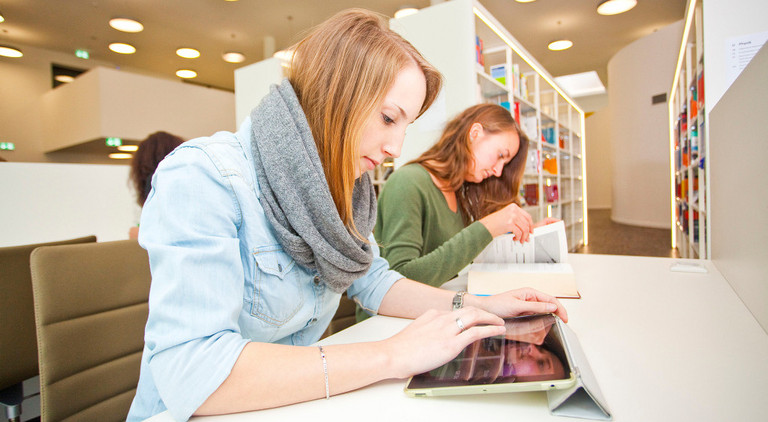 Zwei Studentinnen in der HSHL