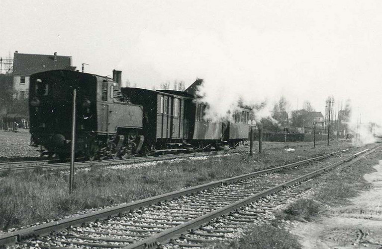 Ein Zug aus Werl bei der Einfahrt in Hamm in den 1955er Jahren