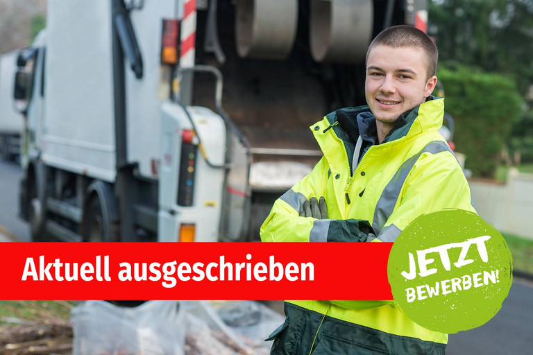 Ein Mann steht vor einem Müllfahrzeug