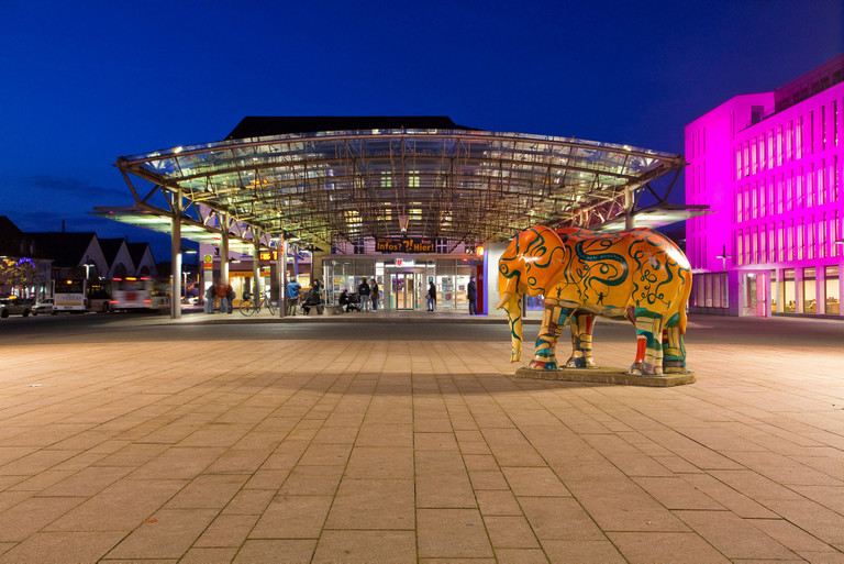 Abendstimmung auf dem Willy-Brandt-Platz vor der "Insel" - Verkehr & Touristik