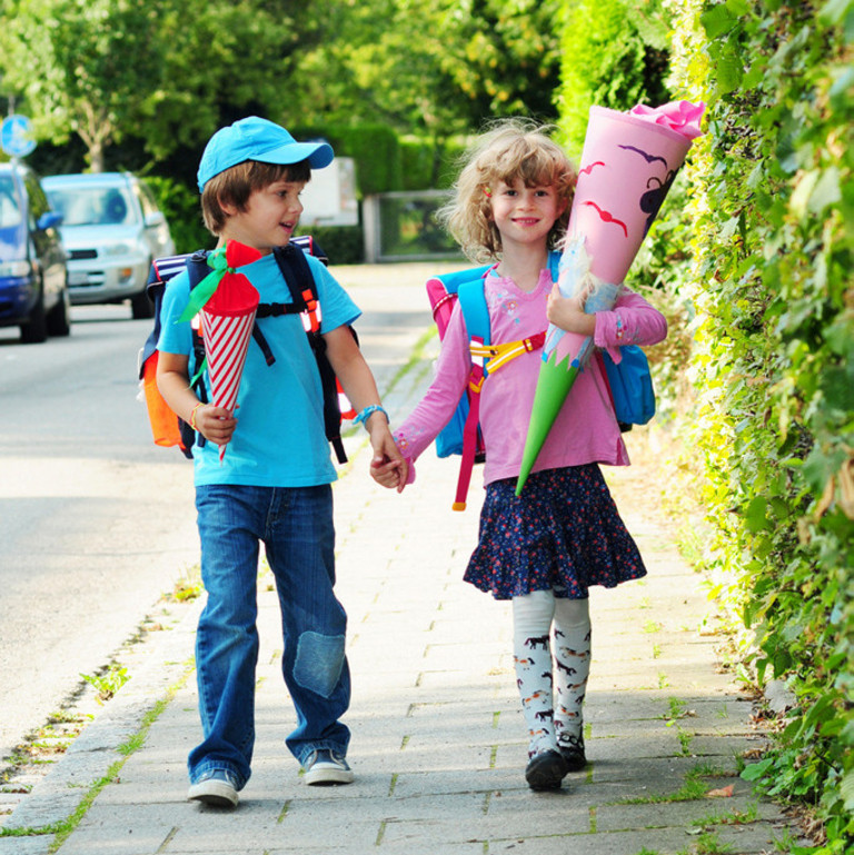 zwei Kinder auf dem Weg zur Schule