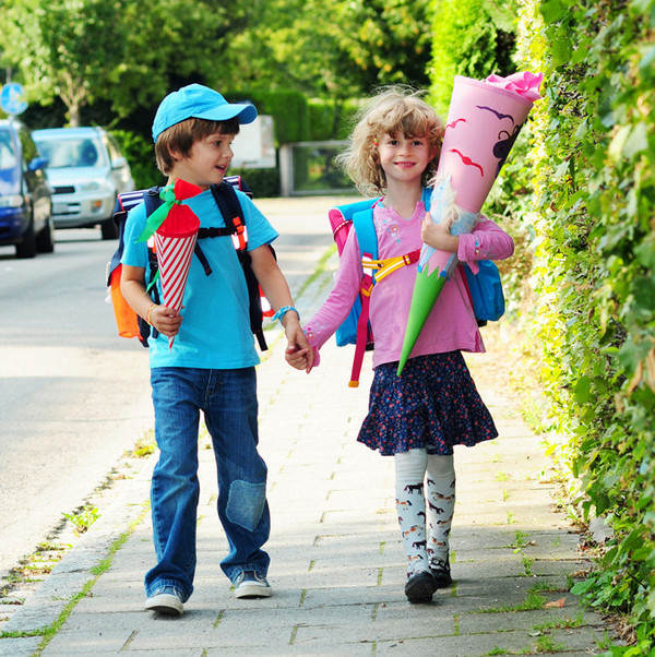 zwei Kinder auf dem Weg zur Schule