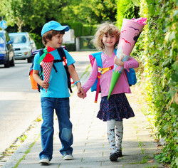 zwei Kinder auf dem Weg zur Schule