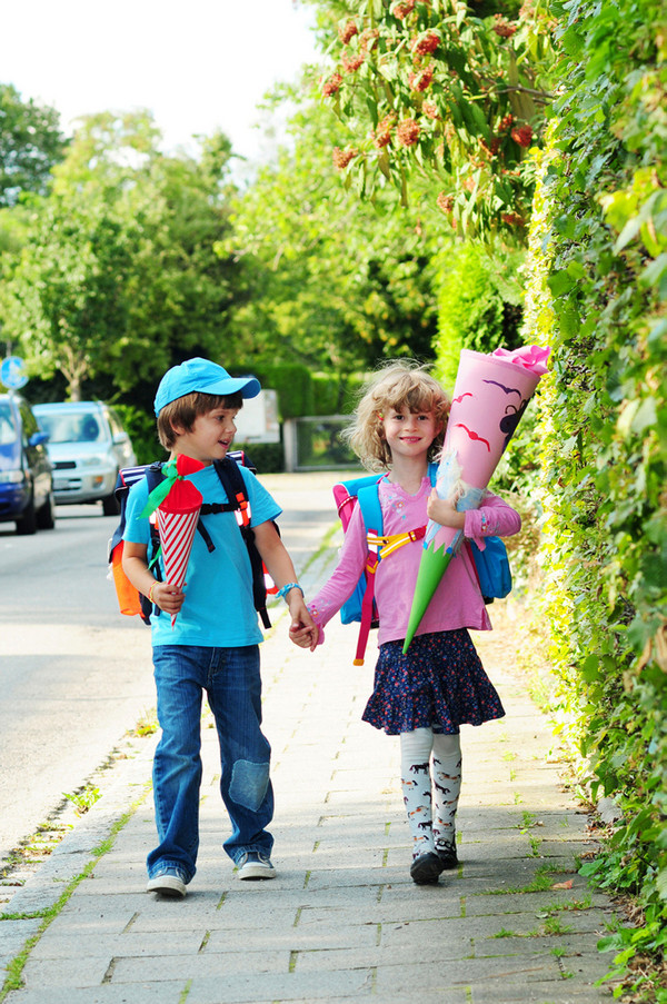 zwei Kinder auf dem Weg zur Schule