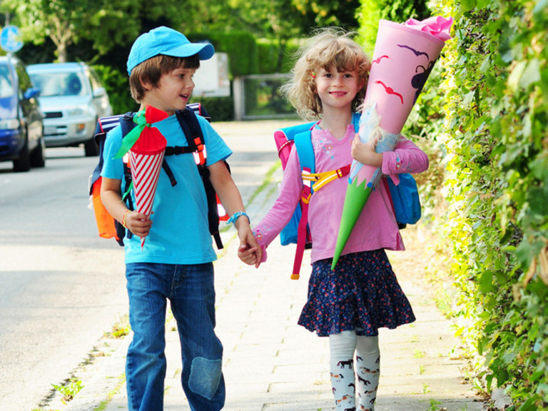 zwei Kinder auf dem Weg zur Schule