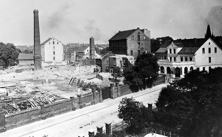 Blick auf eine Bauruine an der Ecke Ecke Sedanstraße/Gasstraße um 1920