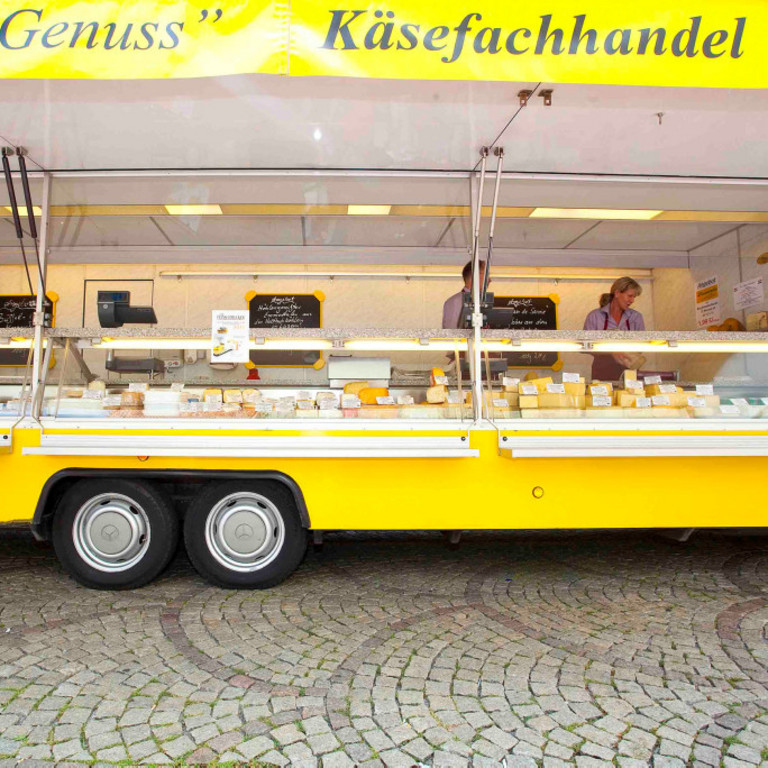 Der Stand von Käse Weber auf dem Wochenmarkt an der Pauluskirche