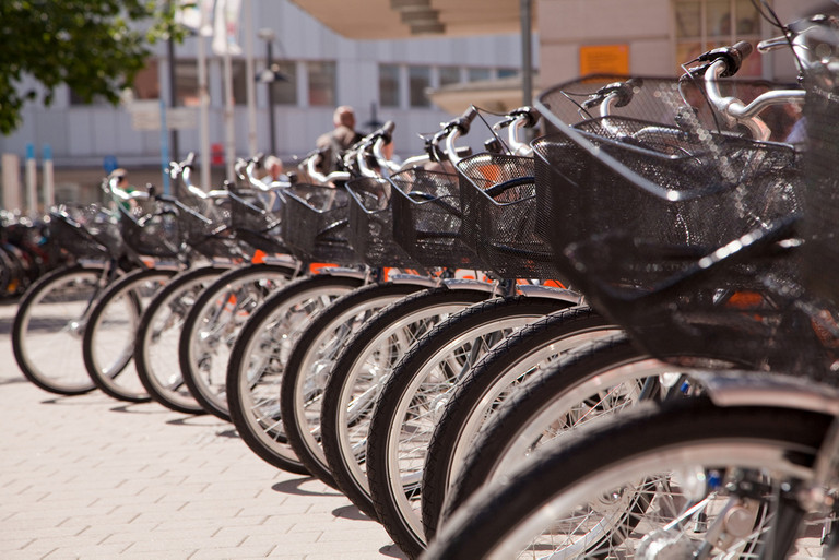 eine Reihe parkender Fahrräder am Bahnhof