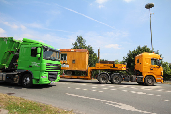 Zwei Lkw, die in verschiedene Richtungen fahren