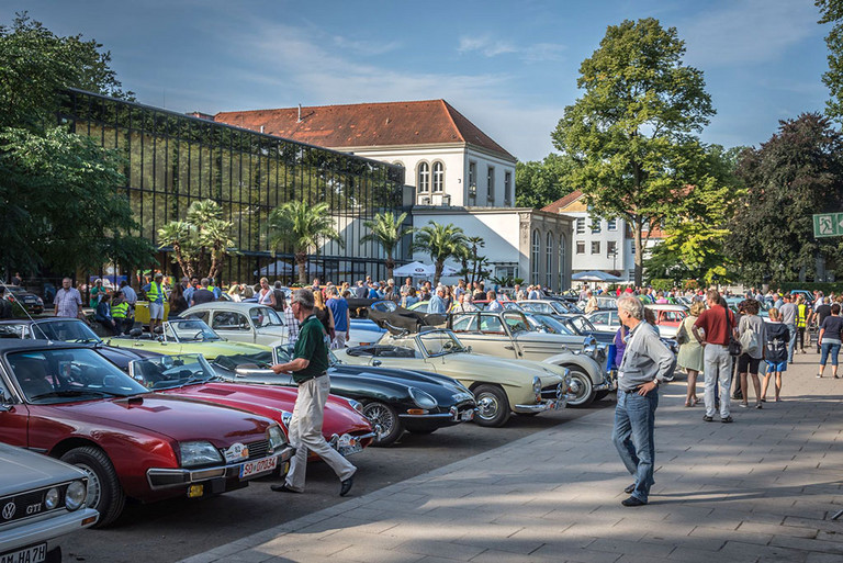 in Reihe stehende Oldtimer