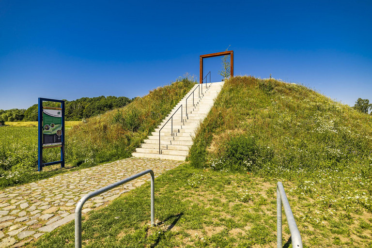 Das Bild zeigt den „Archäologischen Infopunkt“ in der Kornmersch.