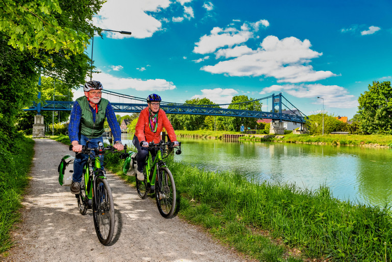 Senioren-Radlerpaar am Datteln-Hamm-Kanal