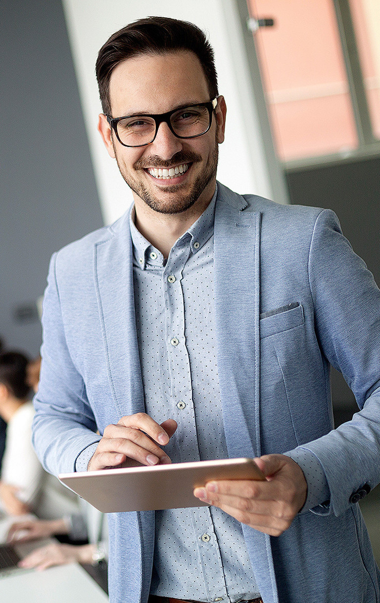 Ein Mann mit Tablet während einer Besprechung