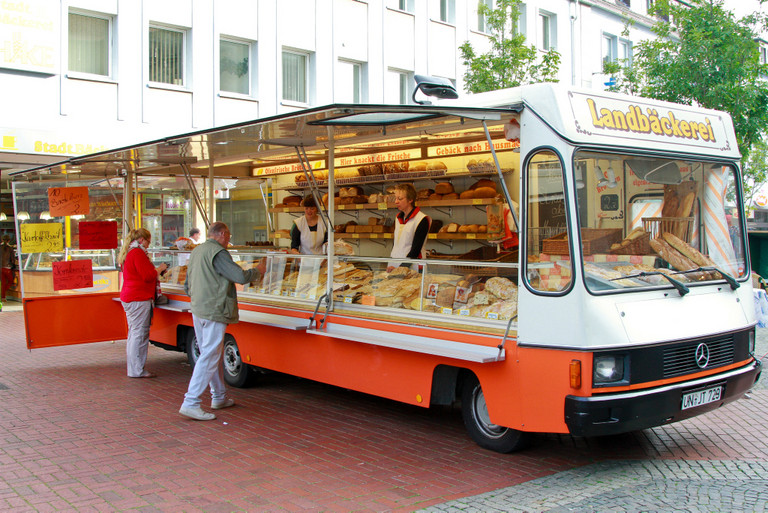 Stand der Landbäckerei Deunert auf dem Wochenmarkt an der Pauluskirche