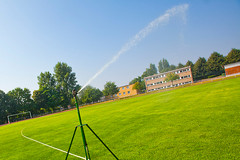 Ein Sportplatz wird beregnet