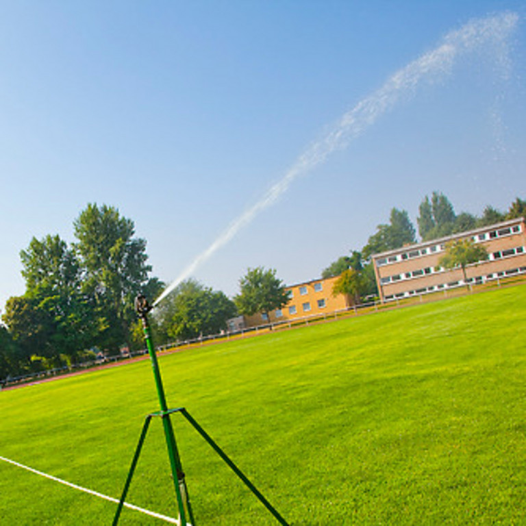 Ein Sportplatz wird beregnet